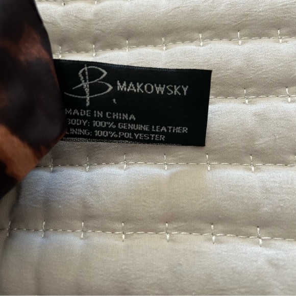 B. Makowsky Womens 100% Leather Crossbody Adjustable Strap Purse Black w/Studs - Picture 9 of 10